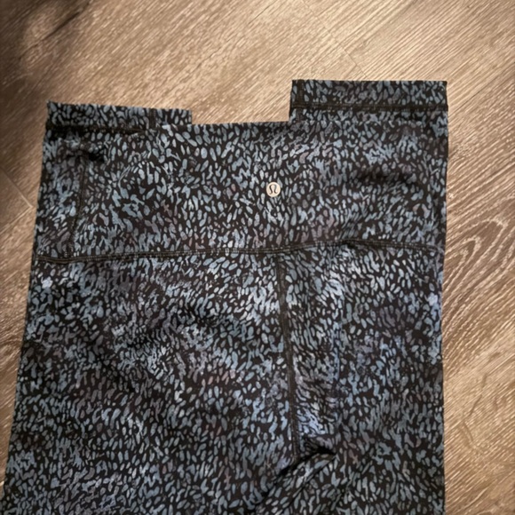 Lululemon leggings size 10 high rise Black and Blue Patterned Leggings - Picture 6 of 6